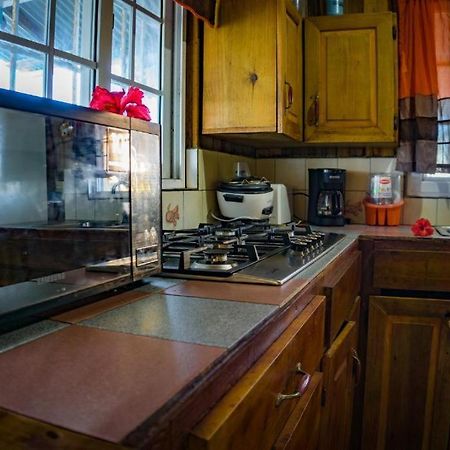Hostal On The Sea 博卡斯德尔托罗 外观 照片