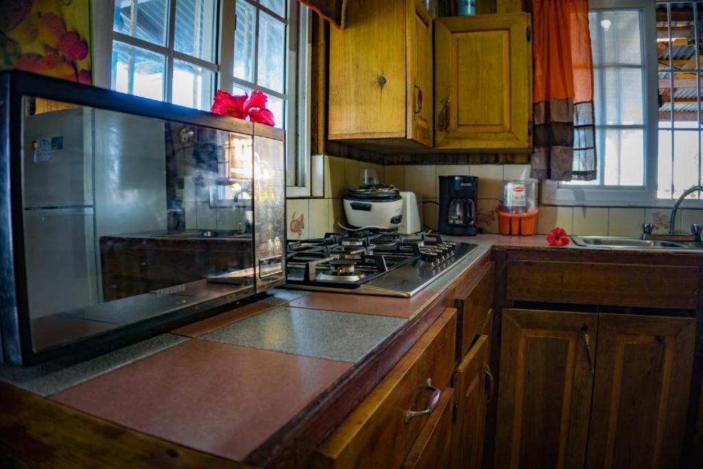 Hostal On The Sea 博卡斯德尔托罗 外观 照片
